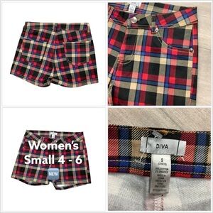 Women's DIVA S Small 4 - 6 Tartan Plaid Black Tan Red Khakis Chino Shorts NWOT